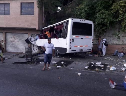 Tres muertos y 10 heridos al chocar un bus en Baruta