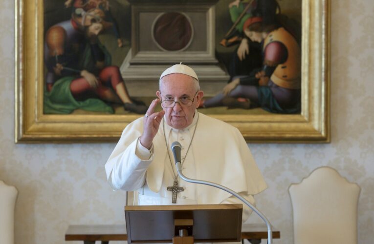 Papa Francisco pidió a los jóvenes no dejar solos a sus abuelos