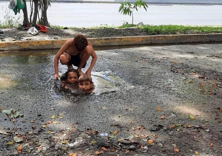 Niños se bañan en alcantarilla de San Agustín