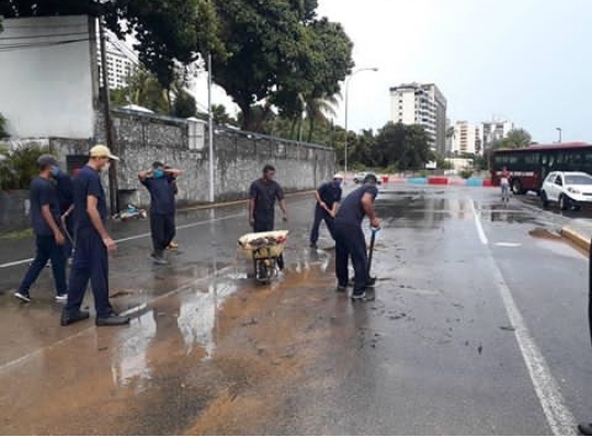 Más de 400 voluntarios limpian las calles de La Guaira