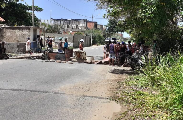 Vecinos de Punta Care trancan la calle por falta de comida