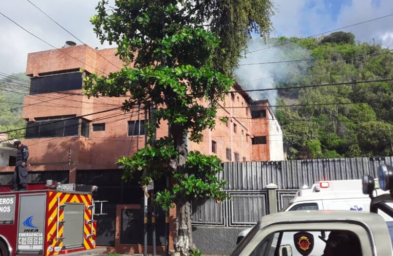 Se incendió apartamento en residencia Santa Inés en Macuto