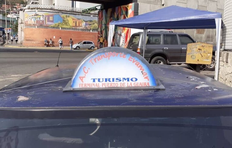 Taxistas pasan las de Caín y piden apoyo a Fontur