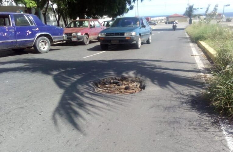 Megahueco en la entrada de Valle del Pino se come los cauchos