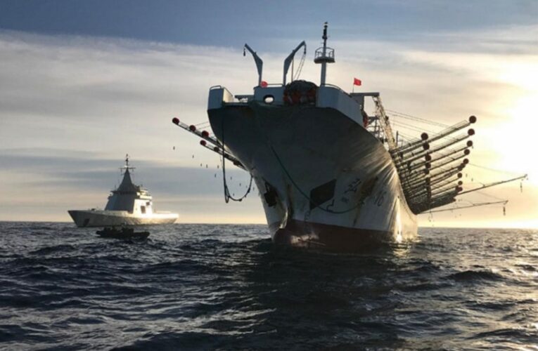 Ecuador advierte a China que no acerque sus barcos pesqueros a Galápagos