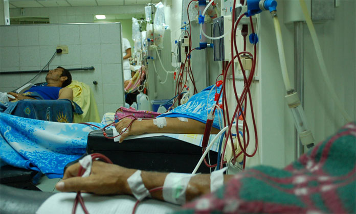 Pacientes de hemodiálisis sufren por la escasez de agua y medicinas