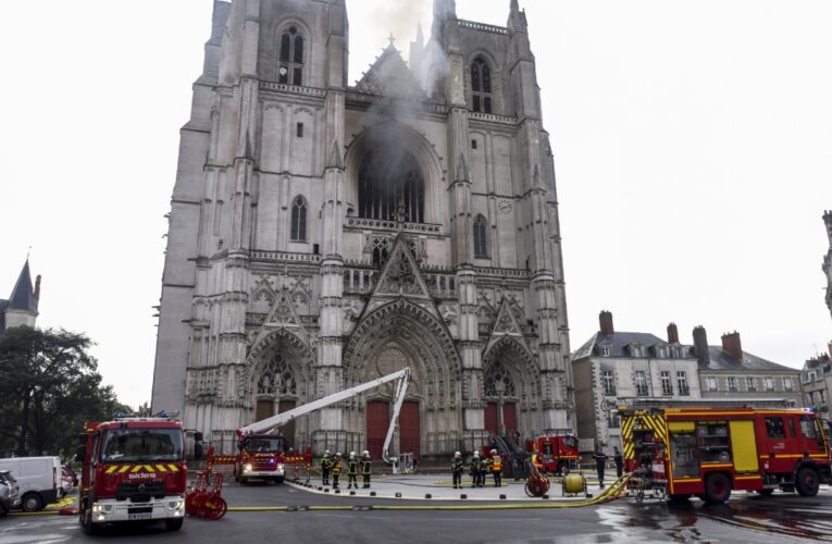 Voraz incendio destruyó la catedral de Nantes