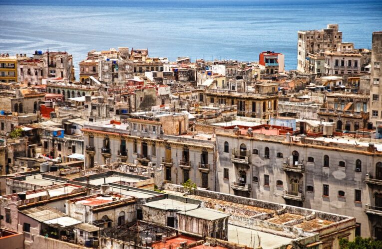 Cuba deroga impuestos a las divisas