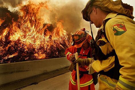 Seis fallecidos y 200 mil evacuados por incendios en California