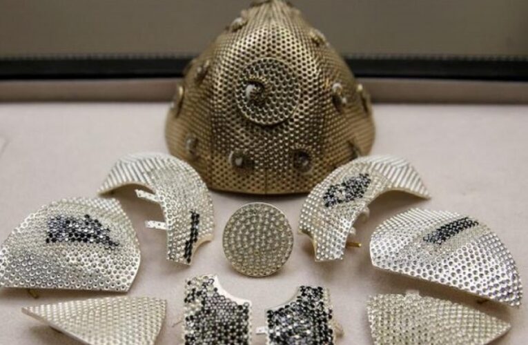 De oro blanco y con 3.600 diamantes es el tapabocas más caro del mundo