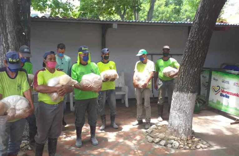 Salva Foods FC reparte alimentos a trabajadores de la Alcaldía