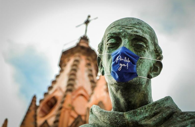 Ponen mascarillas a estatuas en México para crear conciencia