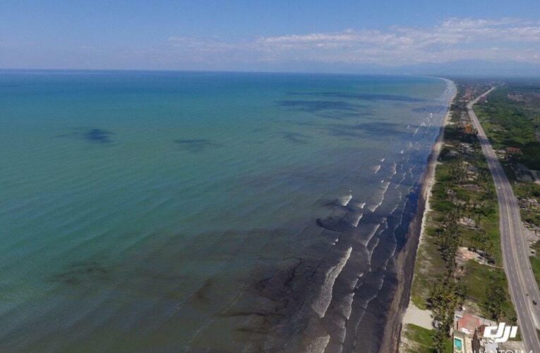 Inicia limpieza del derrame de petróleo en la costa de Falcón