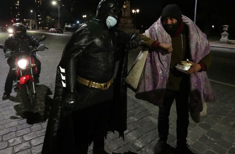 “Batman solidario” entrega comida a indigentes en Santiago