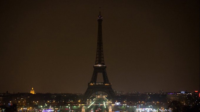 Torre Eiffel apaga sus luces en solidaridad con tragedia en Beirut