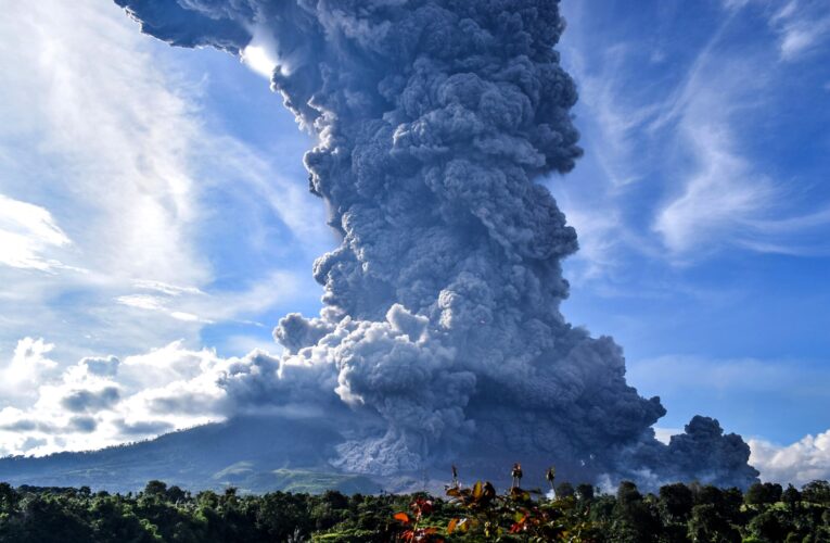 Erupción del volcán Sinabung obligó a evacuar a 30 mil personas en Indonesia