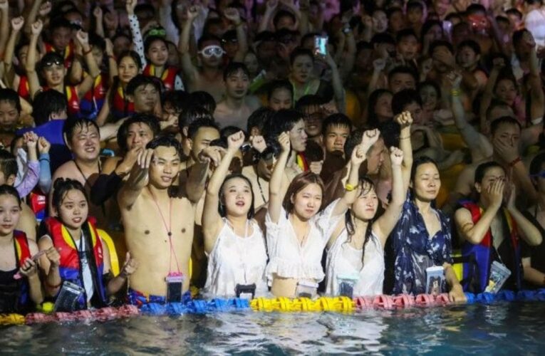 Miles de chinos participaron en una polémica fiesta en Wuhan