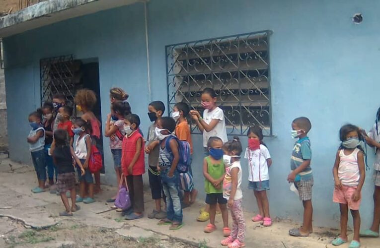 Escuela de Fútbol Cristo Reina lleva alimentos a niños de los Olivos