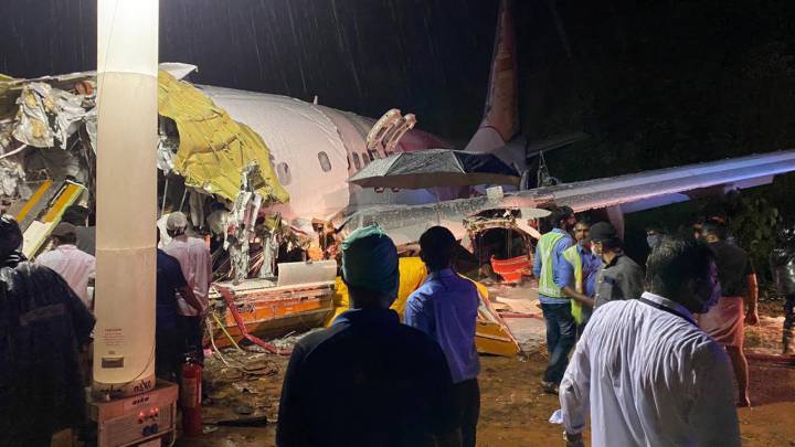 Se estrella avión en India: 14 muertos y 15 heridos