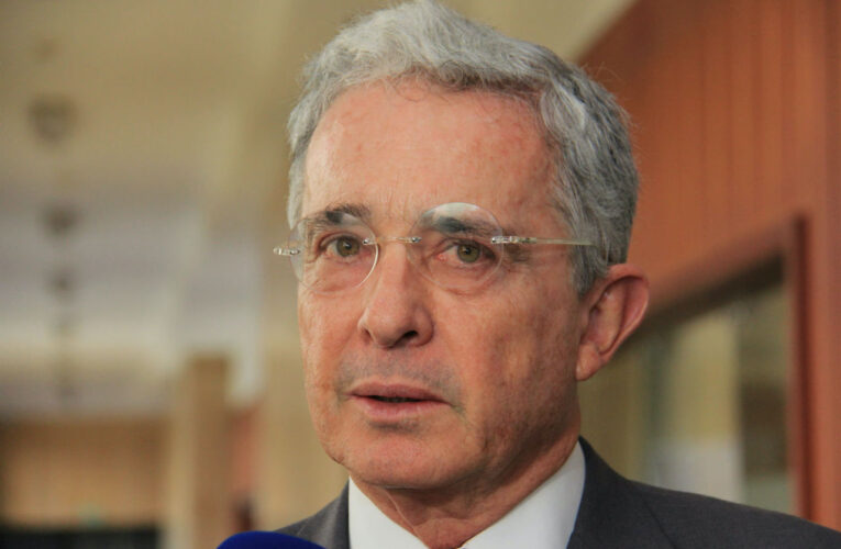 Justicia colombiana dicta arresto domiciliario contra Álvaro Uribe
