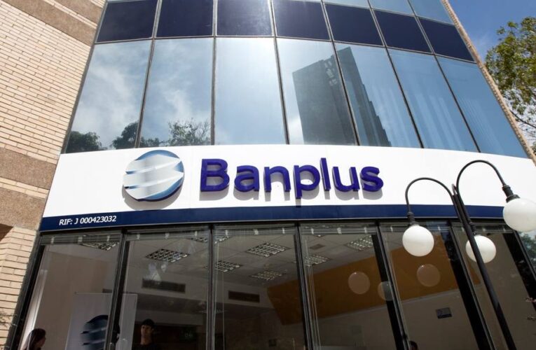 Banplus autorizó pagos en divisas con las tarjetas de débito