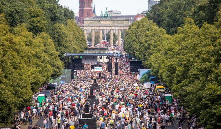 Miles protestan en Alemania contra restricciones por coronavirus