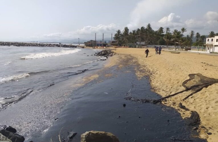 Denuncian grave ineficiencia en contención de derrame de petróleo en Falcón
