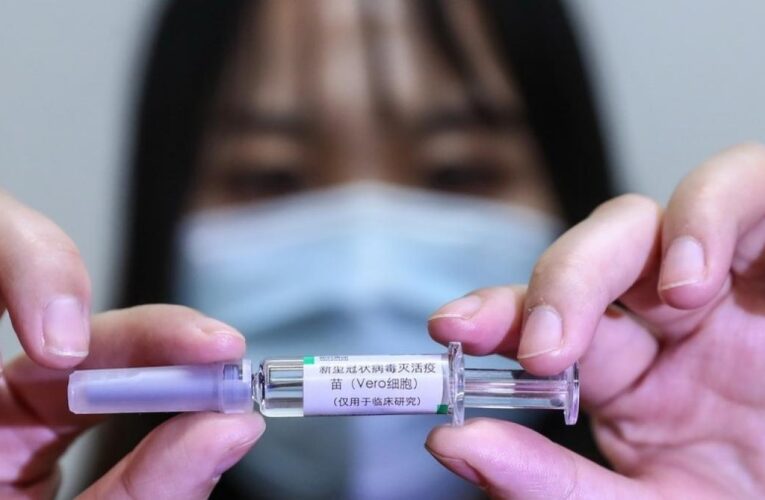 China distribuyó una vacuna entre profesionales de “alto riesgo”