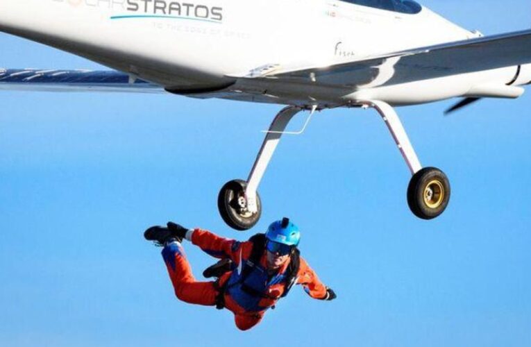 Realizan el primer salto en paracaídas desde un avión con energía solar