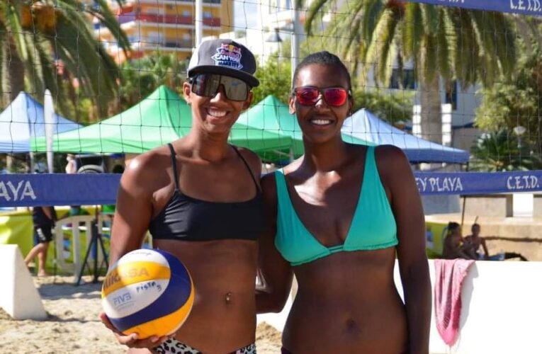 Guaireña se titula en voleibol playa español