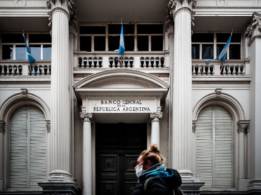 Argentina coloca impuesto de 35% a la compra de dólares