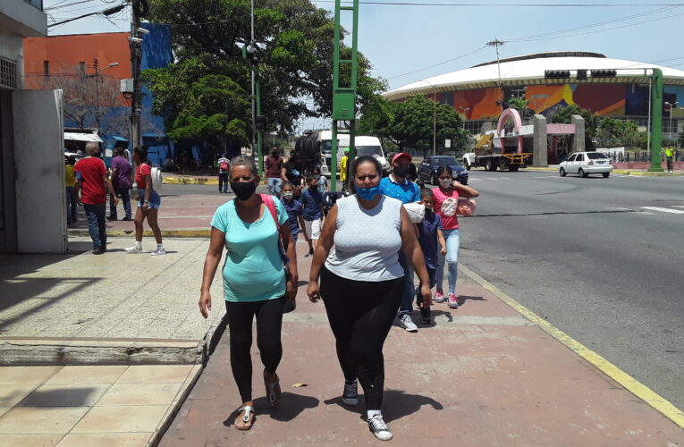 Guaireños optan por caminar por falta de transporte
