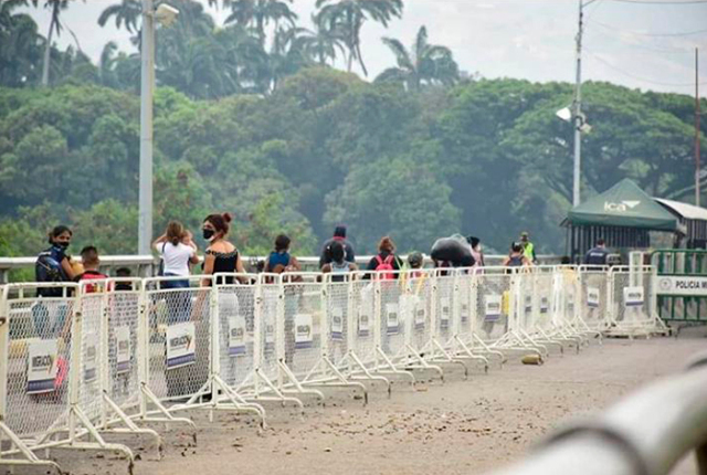 Vuelven “caminantes” para cruzar la frontera en Táchira