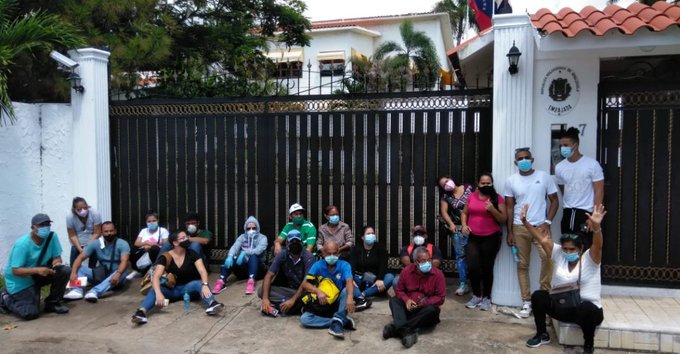 Venezolanos varados en Dominicana vuelven a protestar