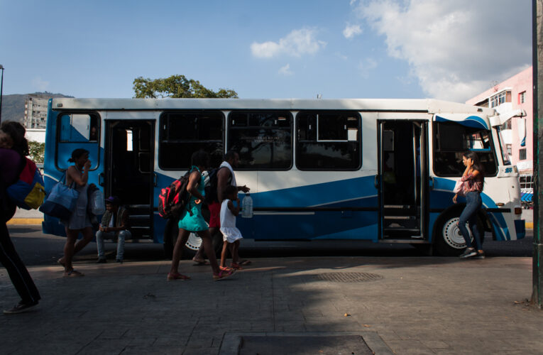 Autobuses pierden horas en colas por gasoil