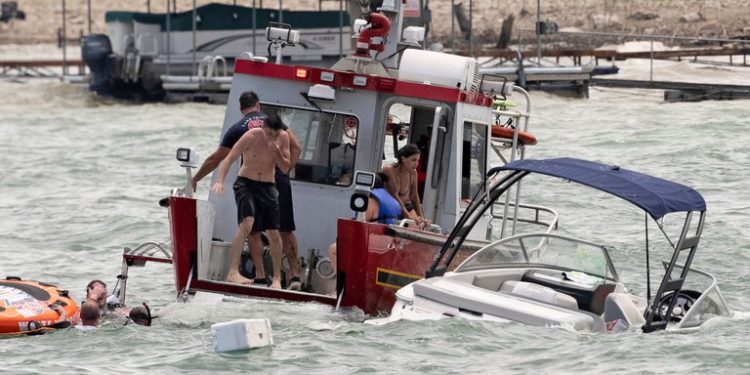 Se hundieron varios botes en una caravana a favor de Trump