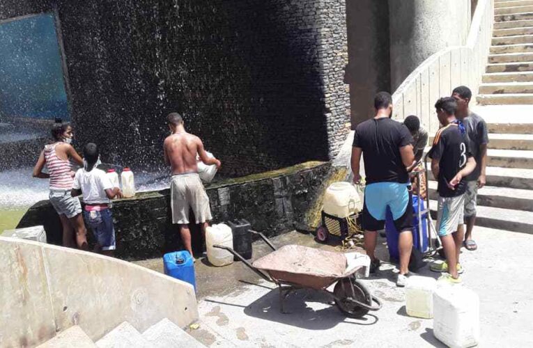 Con agua de las fuentes vecinos de La Guaira palian fallas del servicio