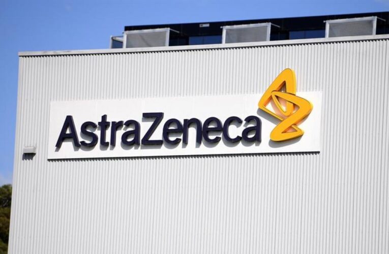 AstraZeneca suspende ensayo de su candidata a vacuna