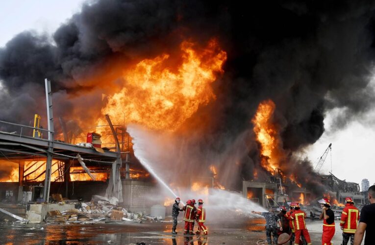 Incendio en el puerto de Beirut escenario de la explosión hace un mes