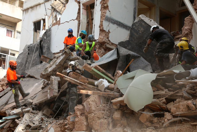 Detectan señales de vida bajo escombros en Beirut