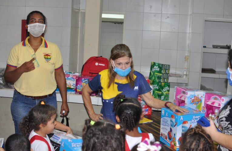 Fundación El Niño Simón donó alimentos y juguetes en Patria Niña