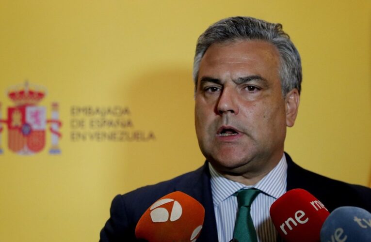 España destituyó a su embajador