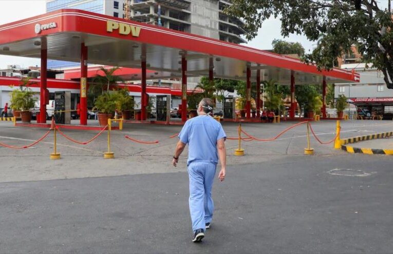 Médicos y enfermeras no llegan a los hospitales por falta de gasolina