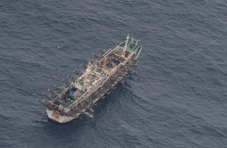 Alertan sobre 300 barcos chinos pescando cerca de Perú