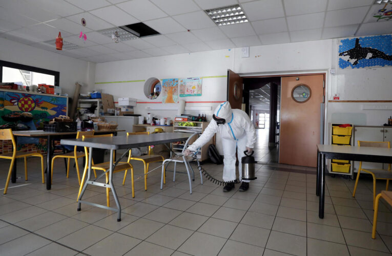 Francia cierra 80 escuelas en 15 días por contagios de Covid