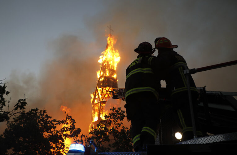 Manifestantes queman 2 iglesias en Chile