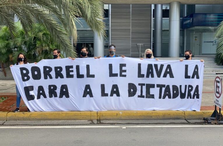 Estudiantes protestaron contra Josep Borrell