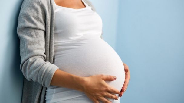 Embarazos en mujeres de más de 40 años incrementó 55%
