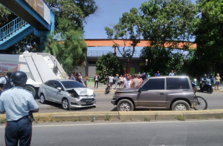 Tres heridos dejó choque entre Fiesta y Vitara (+video)
