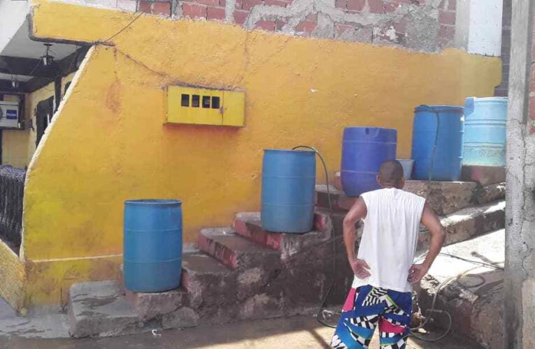 $1 por pipote cuesta el agua en La Alcabala